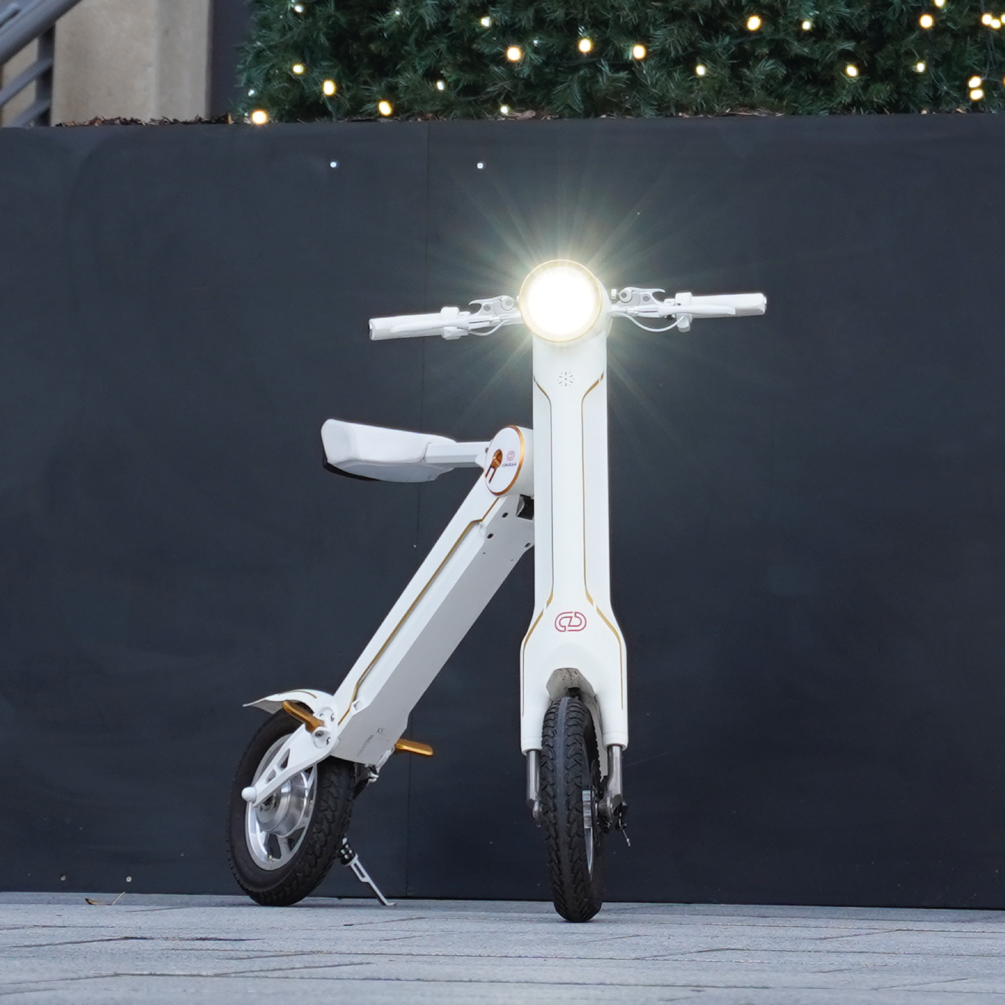 Cruzaa Sit Down E-Scooter with Built-in Speakers & Bluetooth